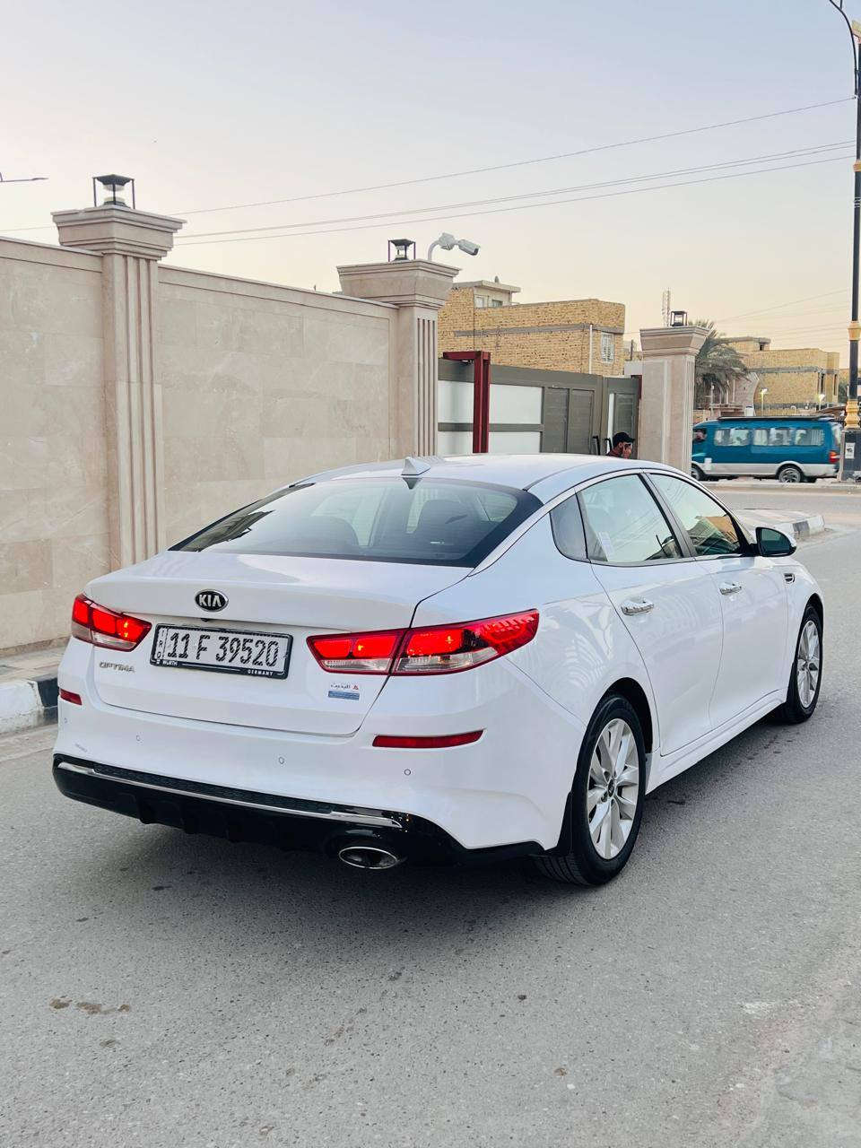 السلام عليكم ورحمة الله وبركاته.                                كياه اوبتيما 2018 بغداد حر تحويل مباشر 
وارد امريكي مكفوله ضربه صبغ وتبديل وبارد وفتح ماعد رشه بسيط بل  جاملغ خلفي  بجم كبس شركه سياره جديده استخدام شخصي  سياره احله من صوره مكينه 2400  مامفتوح شرط الفحص موصفات حلوه نص فول السعر 142 وبيه مجال الشراي 
مكاني ناصريه مركز                                                   اللاًستفسار اتصل.   ***********
