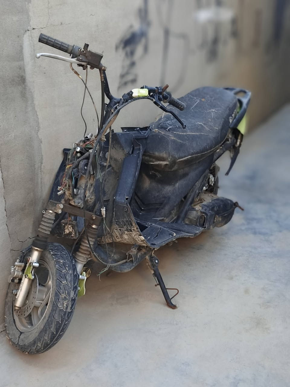 سلام عليكم شباب ماكس سكنس صيني مكينة140فول شلعة مابي أي عيب مكينة جديدة بس يرادلهة ترتيب بس كابريتر وبلك ومقرات وشوية نواعم رايدهة ب75رقم ***********
