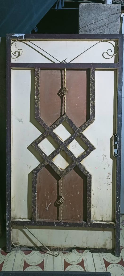 السلام عليكم
بابين باب حديد مع الجرجوبه ومن جوه شويه ماكول 
الباب الثاني باب خشب الي بالصوره مع الجرجوبه 
نضيفات كلش 
السعر 75 اثنينهن 
وهذا رقمي ***********
