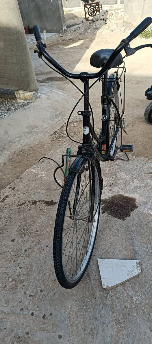 سلام عليكم شباب بايسكل للبيع حجم 26موديل 2018البايسكل حويه برغي مانقصه شرط فحص  ومكاني حله شارع 100يم حلويات قصر الشام للستفسار خاص او على واتساب *********** وبيكم خير وتدللون
