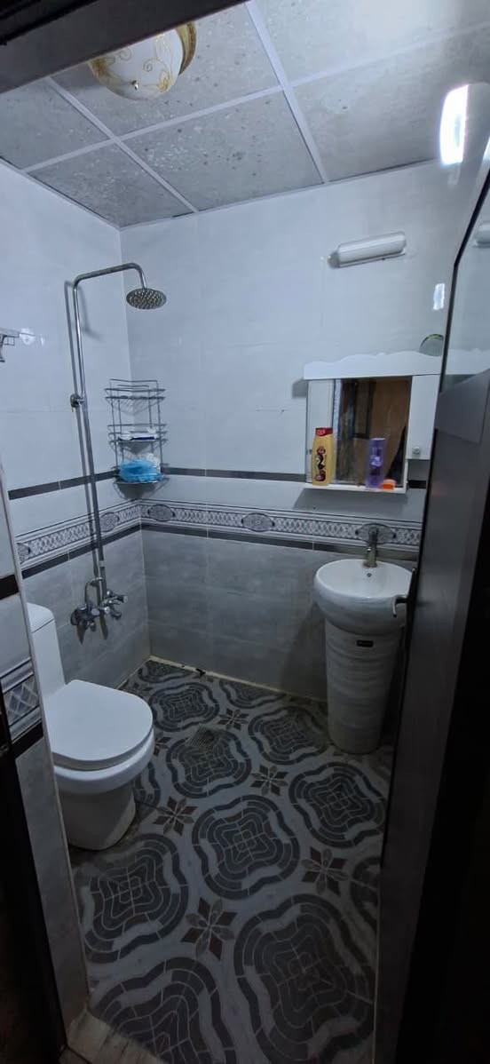 دار للبيع مساحة 100 متر حي الجهاد مربع
البيداء  قريب شارع العام 
 يحتوي على 4 نوم صحيات عدد 3 صالة مطبخ بيت كلش نضيف وجاهز للسكن سعرة 215 وبي مجال 
الاستفسار ***********
