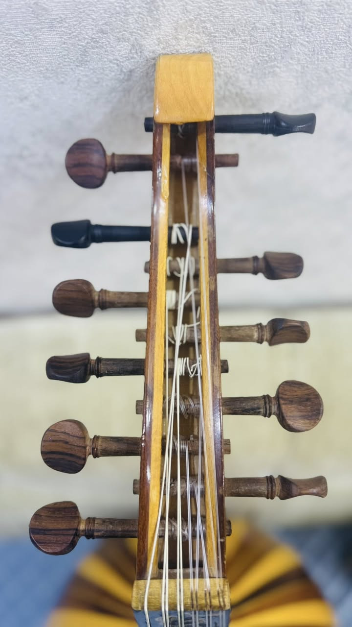 للبيع عود شرقي جميل ونظيف 🎵
العود بحالة ممتازة، صوته قوي وواضح، مناسب للعازفين والمبتدئين والمحترفين.

✅ خشب نظيف وشغل مرتب

✅ أوتار سليمة وقابل للعزف مباشرة

✅ شكله أنيق ونقوش جميلة

سبب البيع: عدم التفرغ للعزف

💰 السعر: (راسلني خاص)

📍 المكان: (كركوك)

للاستفسار أو التواصل: (واتساب ***********) او راسلني خاص.
