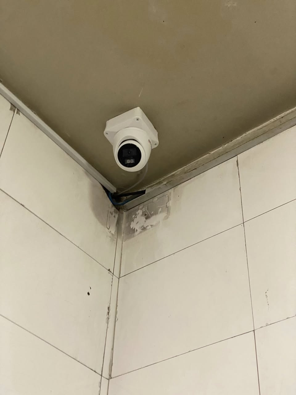 تنفيذ سكيورتي سنتر لكاميرات المراقبه لصالح مطعم زرزور 
كاميرات مراقبه من #هيكفجن العالميه نظام ip بدقه 2 ميكا و4 ميكا و6 ميكا تامين الموقع ب46 كاميرا كلر فيو صوت وصوره تم استخدام جهاز nvr 7746 يستقبل هاردات عدد8 
تم استخدام هاردات 16 تيرا وهاردات 6 تيرا حسب المده المطلوبه في التسجيل تم توزيع السويجات في كل طابق واستخدام سويجات صناعيه تم تسليك الكيبلات بطريقه احترافيه واستخدام كيبل نحاس 100‎%‎لبعد المسافات تم استخدام سماعات صوت للقاعه والحمامات بقدره 30 واط عدد 16 سماعه وامبليفاير عدد 2 بمواصفات عاليه جداد تم نقل الصوره الى شاشتين باستخدام kvm فايبر اوبتيك للحصول على جوده ودقه عاليه تم استخدام عاكسه 5 امبير وبطاريه 🔋 بقدره 200 امبير تم ترتيب المنظومه داخل راك حجم 22 يونيت تم ربط المنظومه على الهاتف والمشاهده 🌎 من جميع انحاء العالم ✅
#مستعدون_لتجهيز_وتنفيذ_كافه_المشاريع 
#كاميرات_مراقبه_انظمه_شبكات_انظمه_الاطفاء_صوتيات
#للحجز_مراسله_الخاص_حصرا_ليس_لدينا_حساب_اخر


**إذا كنت صاحب هذا الإعلان وتريد حذفه لأي سبب، رجاءا أرسل رسالة إلى الدعم الفني**