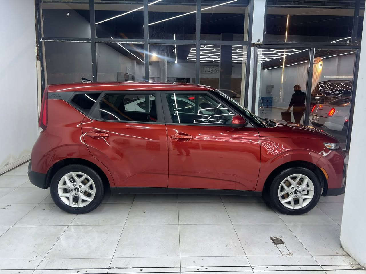 السلام عليكم كيا صول٢٠٢٢ السيارة كلين بي فقط كسر بل دعامية سيارة كفالة من ضربه وصبغ وتبديل رقم اربيل باسمي هزه جديدة سيارة محرك ٢٠٠٠ دوش شاشة كأمره خلفية سيارة جاهزه بدون نواقص ماشية ٣٥ الف ميل تريد وكالة تحويل بالخدمه السعر١٤٤ ورقه وبيها مجال بسيط مكان سيارة بصره ***********
