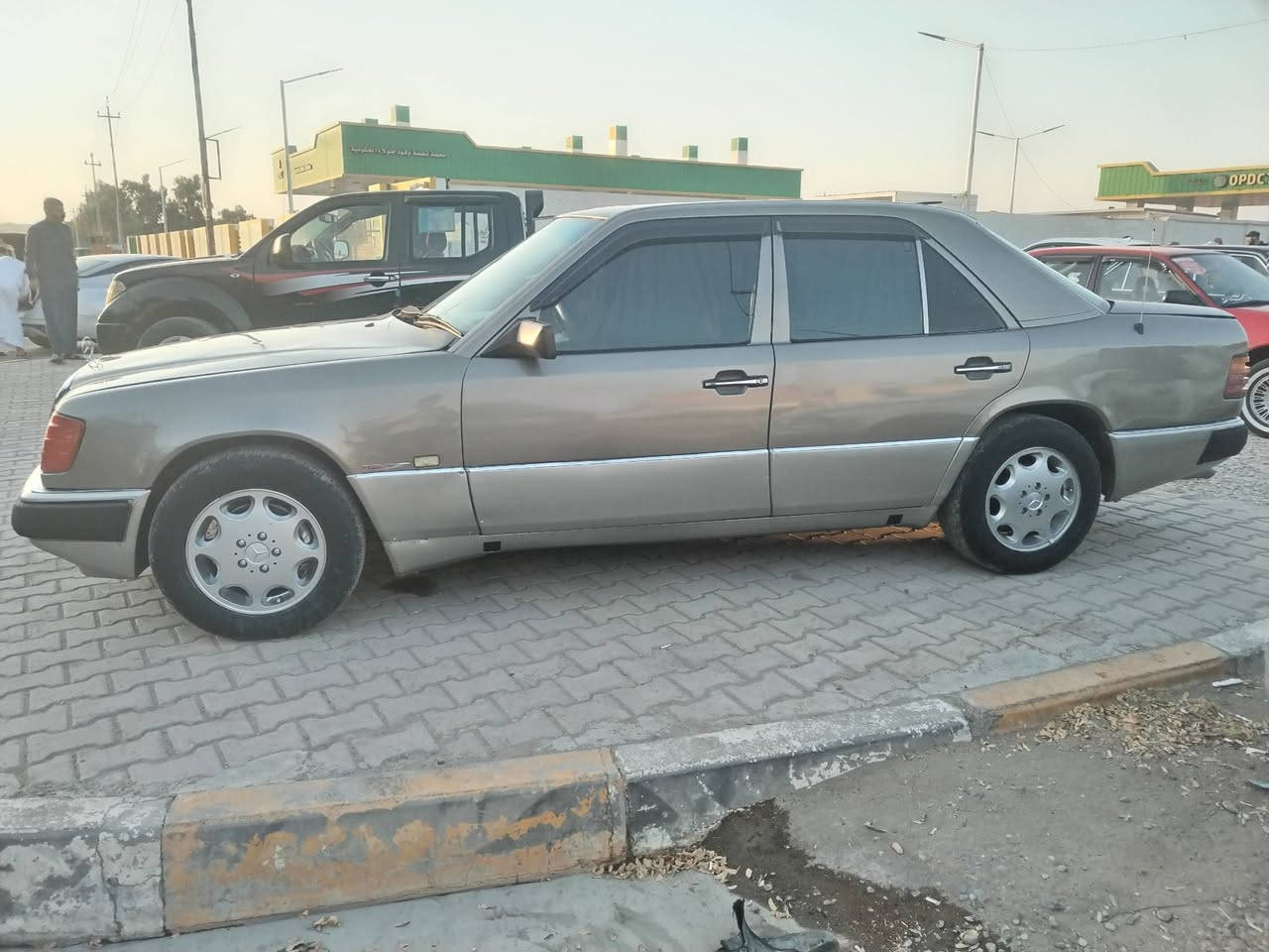 مرسيدس دب 1991 بلاد
تبريد شغال
كير محرك مكفولات بالشرط
محرك بطه 2500
رقم انبار شرط التحويل
داخل نظيف
كهربائيات كله شغاله 
صبغ عام جماليه بدون ضربه
مكفوله من الضربه والمعجون والخياس
السعر 47 بيها مجال
*********** ديالى_جلولاء
