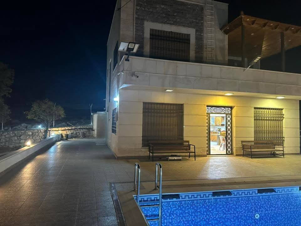 فرصة استثمارية تستحق المشاهده 👇🏻✅
 شاليه /مزرعه للبيع في #العالوك 🏡 قضاء #بيرين ذات إطلاله رهيبه على جبال #عجلون و #جرش مستويه مثل الكف لا يوجد منسوب ابداً اعلى قمه 
-محاطه بأشجار البلوط🌳🍂
-الأرض (كوشان مستقل)
-المساحة الإجمالية: ٣،٤٠٠ متر مربع
-مساحه البناء للبيت ١٦٠ متر 
-تبعد فقط ٦ كيلو عن #شارع_الأردن 🇯🇴 
#جامعة_العلوم_التطبيقية ما يقارب ١٤ كيلو 
{تحتوي المزرعه} على ⬇️
-غرفه نوم ماستر ٢
-صاله جلوس - مطبخ تشطيب سوبر ديلوكس 
-مدفئه 🔥
-حمامات /شورات داخليه و خارجيه 
_جلسات خارجيه _كشافات طاقه شمسيه بوابه كهرباء 
-ساحات خارجيه 
-بركه سباحه 
-بئر مياه تجميع يتسع ما يقارب ٥٠ متر ماء
-غرفه حارس ومستودع
-كراج
-قسم كبير من المزرعه أشجار🌳🌳مثمرة زيتون رمان ليمون برتقال اكثر من 120 شجره  وبلوط 
✅ مخدومة بالكامل 
-ساعه كهرباء وماء
تصلح للاستثمار اوالاستخدام الشخصي
.
0778719605

0799500712

.
.


**إذا كنت صاحب هذا الإعلان وتريد حذفه لأي سبب، رجاءا أرسل رسالة إلى الدعم الفني**