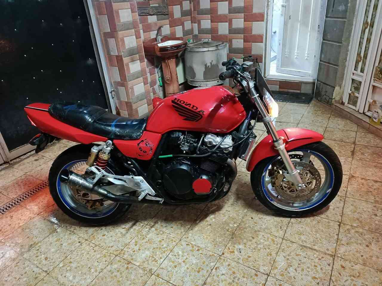 سلام عليكم سي بي 400 محرك اخرس ناعم صوته ما مفتوحه عله ايدي شلعته قويه💪 كزوز رياضي صوته حلو نكره سلف تجي وتشوف بعينك اوراقه كامله  مكاني ناصريه قضاء الشطره السعر 1350وبيه مجال  رقم الاتصال ***********
