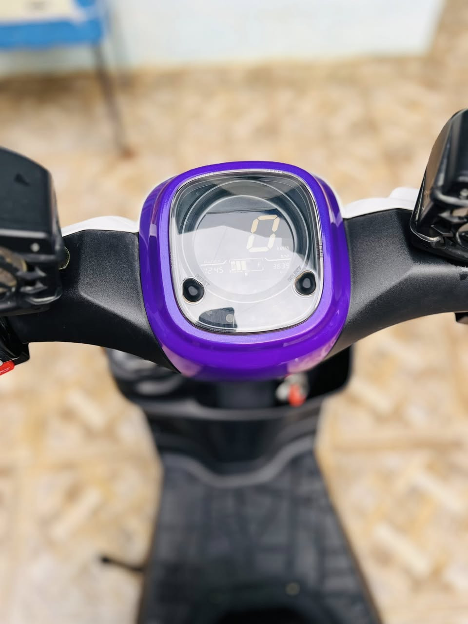 السلام عليكم دراجة بوليسي نضافة فول
محرك بلادي بعدهة زيرو كهربائيت كلهة شغالة السعر خاص 
عل رقم ***********
