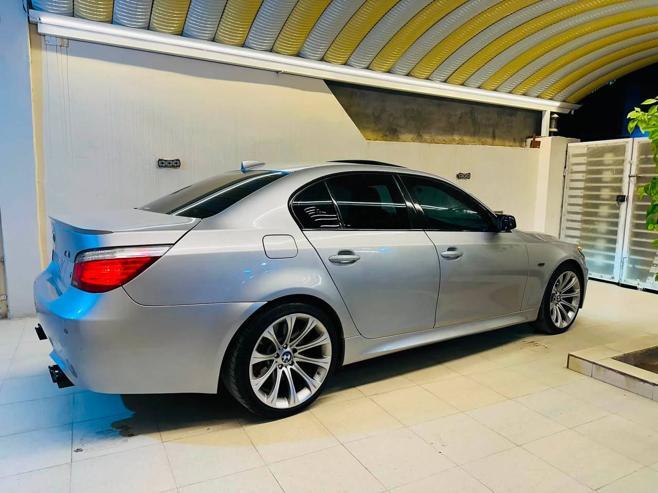 BMW E60 550 2006
-------------------------------------
#السعر : 133$ وبيه مجال بسيط 
‏
#رقم الهاتف : *********** 

#رقم السيارة : سليمانية  

#مكان السيارة : واسط/العزيزية 
-------------------------------------
للبيع فقط 
ميماتي موديل 2006 حجم 550 نوزل قصير 8 سلندر السيارة صاروخ 🚀🚀 رقم مميز  سليمانية جديد سنوية جديدة سيارة كت M كامل داخل + خارج بيه صبغ اثر جراد بدون اي حادث شواصي لغود كفاله صفر مسج بدون اي عطل 
تفاصيل سيارة 👇🏼👇🏼
1_ بصمة 🗝
2_محرك 8 سلندر⁦⁩+كير تبترونيك مكفولات ⁦⚔️
3_تبريد قطعتين ❄️
4_كروز سرعة 🔒
6_مراية داخلية+جانبة عاكسة 🪞
7_تحكم ستيرن ⚔️
8_ كشنات كهرباء⚡️
9-شاشة اعطال🖥
10-داخل اسود  
11-لايت زنون LED 🔦
12_ كشنات M 
13_سلايت 
14-ويل 19 M تو سايز+تخم تاير جديد⚔️
15-بك لايت LED اشارة حمرة 💡
16-صدر امامي خلفي جديد ⁦⚔️
17-داخل جلد وقماش 
18-هزة وفحص جديد⚔️
19-حساسات امامية خلفية ⚔️
20-انارة ترحيب💡
21-دمامات بلادية 
22_منفذ AUX
23_ماوس تحكم 
24_شاشة 
25_سوارات متغيرة + منظومة زنون 
26_شاشة جبيرة 
27_بردات 5 خلفية كهرباء 
28_حساسات امامية خلفية 

-------------------------------------
