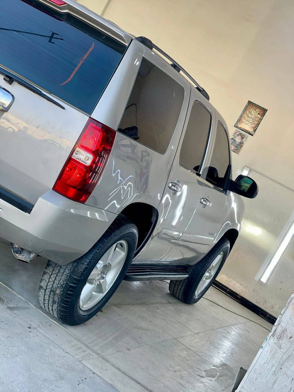 ياالله .تاهو موديل 2008 ..ادوات ..ادوات ..دخول جديد ..سياره جديده وجاهزه من كلشي .مابيها نقص اي شي .كير محرك بلكارتون ..كفاله ..من الكص .. والضربه .. والسرقه .. والعشائر ..حداديه 100/100 ..مكان بصره السعر 85 بيها مجال بسيط حك الجيه ..*********** بيع فقط بدون مراوس
