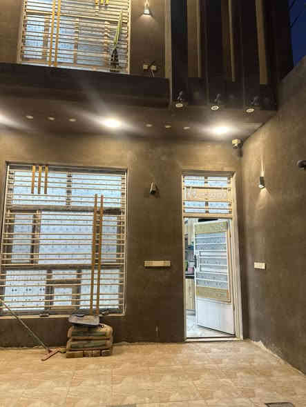 بيت للبيع المساحة 200 م سند زراعي 25 العنوان حي بابل خلف السايلو بناء حديث اشراف هندسي 
البيت يحتوي علي  طابقين :
الطابق الاول غرفتين نوم صالة مطبخ استقبال صحيات داخلية وخارجيه 
الطابق الثاني غرفه نوم سطح داخلي 
البيت فارغ جاهز للسكن مجهز بسبالت وخزانات مياه كبيره وكاونتر نظيف ومنظومه كاميرات  
تحويل مباشر  باأسم المشتري 
السعر المطلوب 120 مليون قابل للتفاوض.
الاستفسار والمعلومات اكثر 
***********
