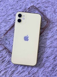 ايفون 11 العادي ذاكره 128   بطاريه 76   * فقط شي كلش بسيط بالشاشه نقطه...