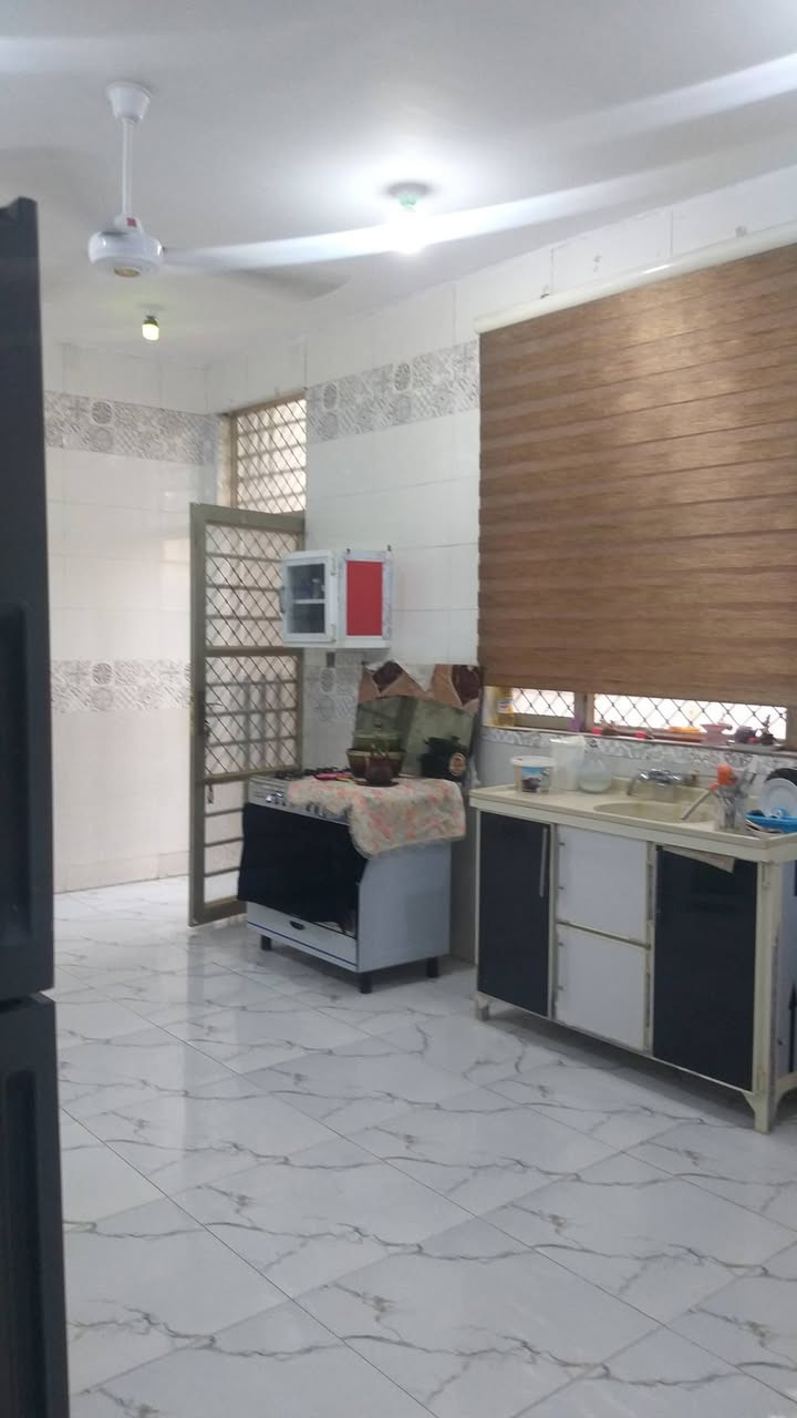 السلام عليكم دار سكن للبيع حديث البناء درجة اولئ في الكوت منطقة حي الحكيم نزلة علاء غريب مساحتة 225م وشارعة 10م يبعد عن الشارع العام 200م البناء طابوق درجة اولى والسقف صب مسلح والارضية والجدران سيراميك ويتكون البيت من غرفتين نوم وصالة واستقبال ومطبخ وبيتونة كبيرة وصحيات داخلية وخارجية ومرقم من قبل البلدية السعر 82 وبي مجال الاستفسار الاتصال على هذا الرقم ***********
