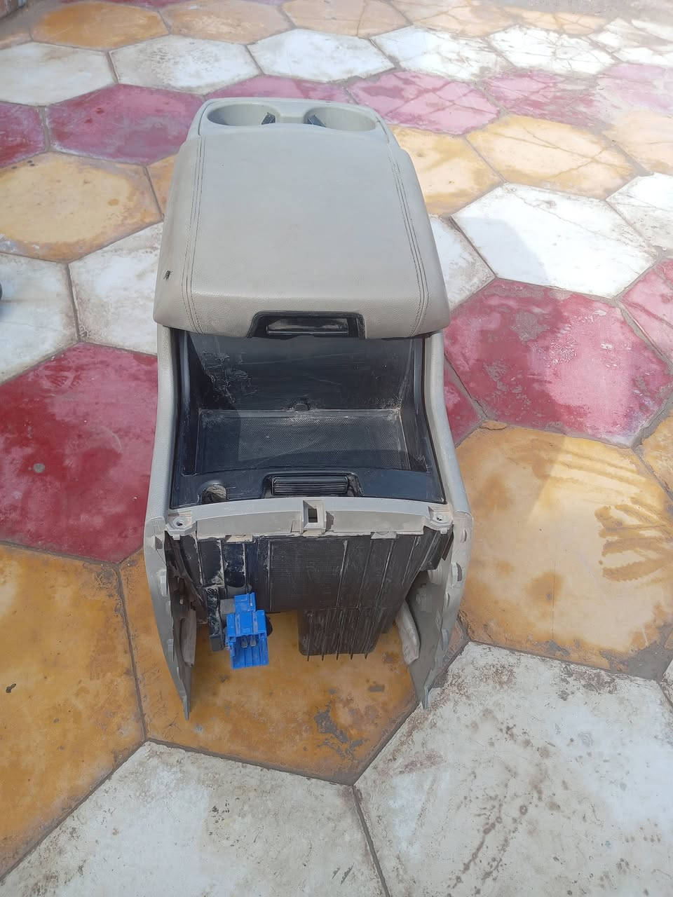 السلام عليكم أغراض أغراض كيا سيدونا للبيع كشن أمامي صندوق تكايه دجات زوج تايرات للاستفسار٠
***********
