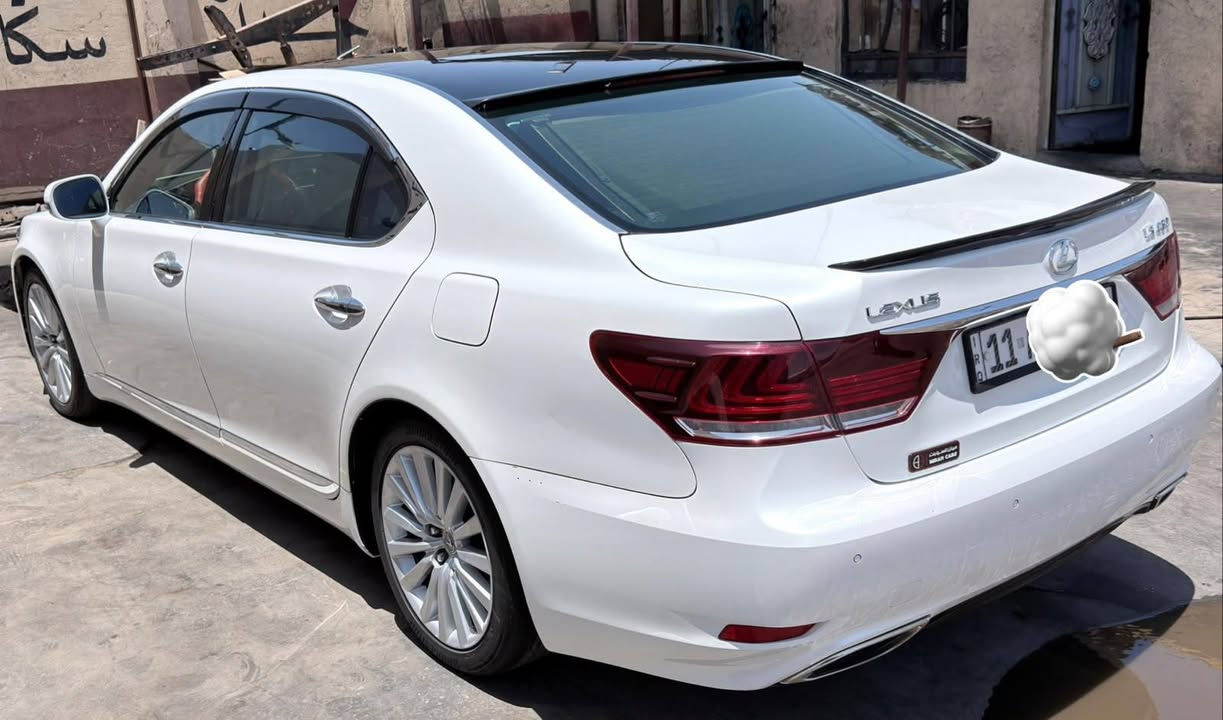 لكزس  Ls460L VIP موديل 2012
8سلندر 
فول  مواصفات لارج باب طويل
مواصفات 
4 كشن كهرباء 
مساج
دبل جام
تدفئة تبريد كل المقاعد 
خزن ميموري كل المقاعد 
اوتو هولد
بيبان 4 + صندوق شفط
سايد بريك بصمه 
مري تعتيم 
زراك لايتات
لايت دوار 3 عدسات متحرك مع حركة السيارة
زينون بلادي 
بردات المقاعد الخلفيه والجامه كهرباء 
ثلاجه 
وDvDخلفي + شاشة خلفية كبيره
العينه  ليزريه  وكيلو متر 280 
اقراص امامي وخلفي 
تبريد من كل الجوانب 8 قطع 
بيبان + صندوق شفط 
سستم صوت 23 سماعه من شركه مارك ليفشون 
جام مغلف بولو رايز 
وبعد هواي مواصفات  
رقم بغداد موميز  بأسمي تحويل جاهز 
 للاستفسار ***********
عنوان بصره سياره كفاله بس ربع باب خلفي صبغ لايد وبكل لايت ودعاميات خلفيه والأماميه محدثات
