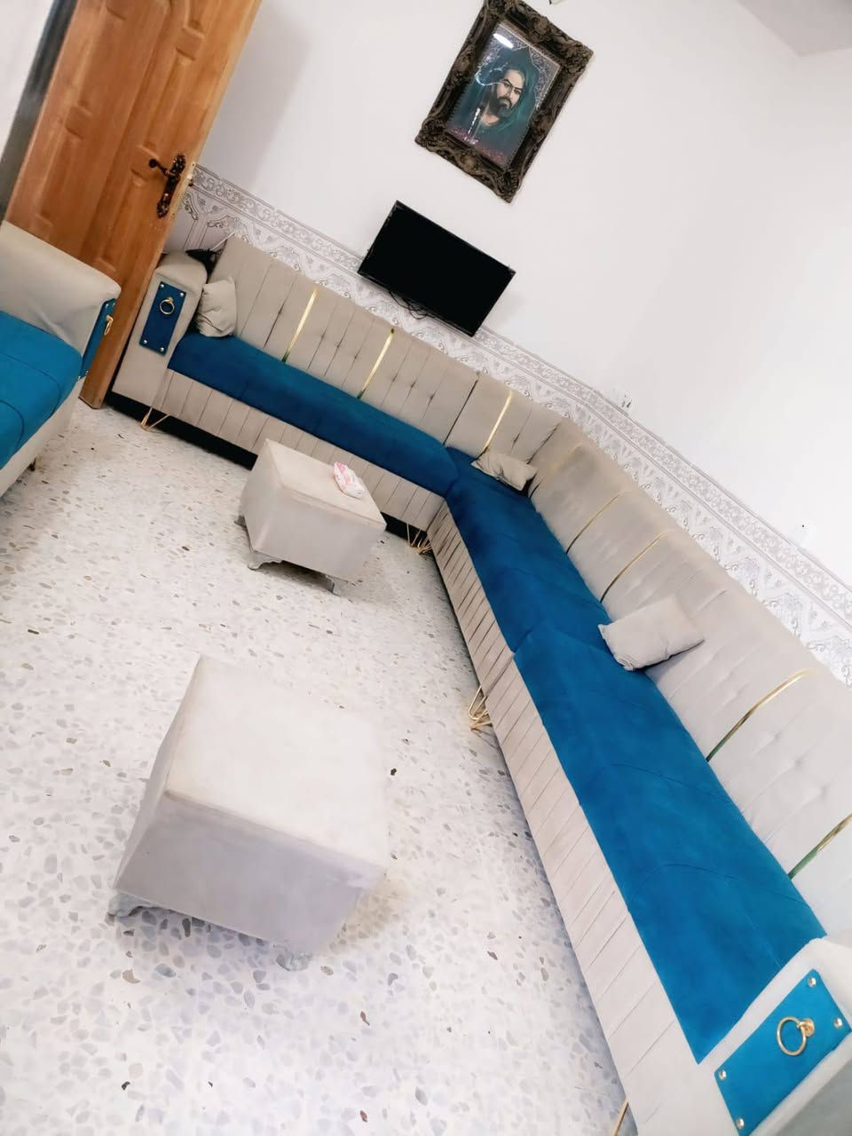 دار للبيع زراعي
100م ركن .. 
بناء حديث خدمات كاملة .. 
طابق واحد.. 
يحتوي على استقبال ضيوف غرفة نوم ومطبخ وصالة وحمام داخلي ومنور وحمام خارجي  كراج جبير.. 
العنوان/ الرئاسة/شارع20.. قرب افران الزيتون.. 
للاستفسار/***********
