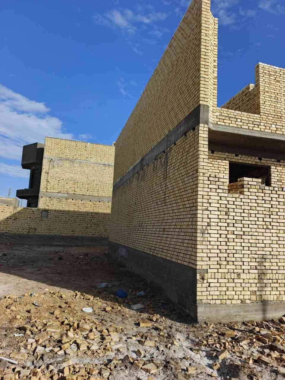 السلام عليكم ورحمة الله وبراكته
بيت هيكل الطابق الثاني واصل للصب
المساحه 130  ثلاث غرف واستقبال
ومطبخ  وياه اسكان 60 مليون جاهز للاستلام
اليشتري يجيب كفلاء ويحول ويستلم
على شارع الرسول
السعر المطلوب 120 وبيه مجال***********
او مراسلة الصفحه
