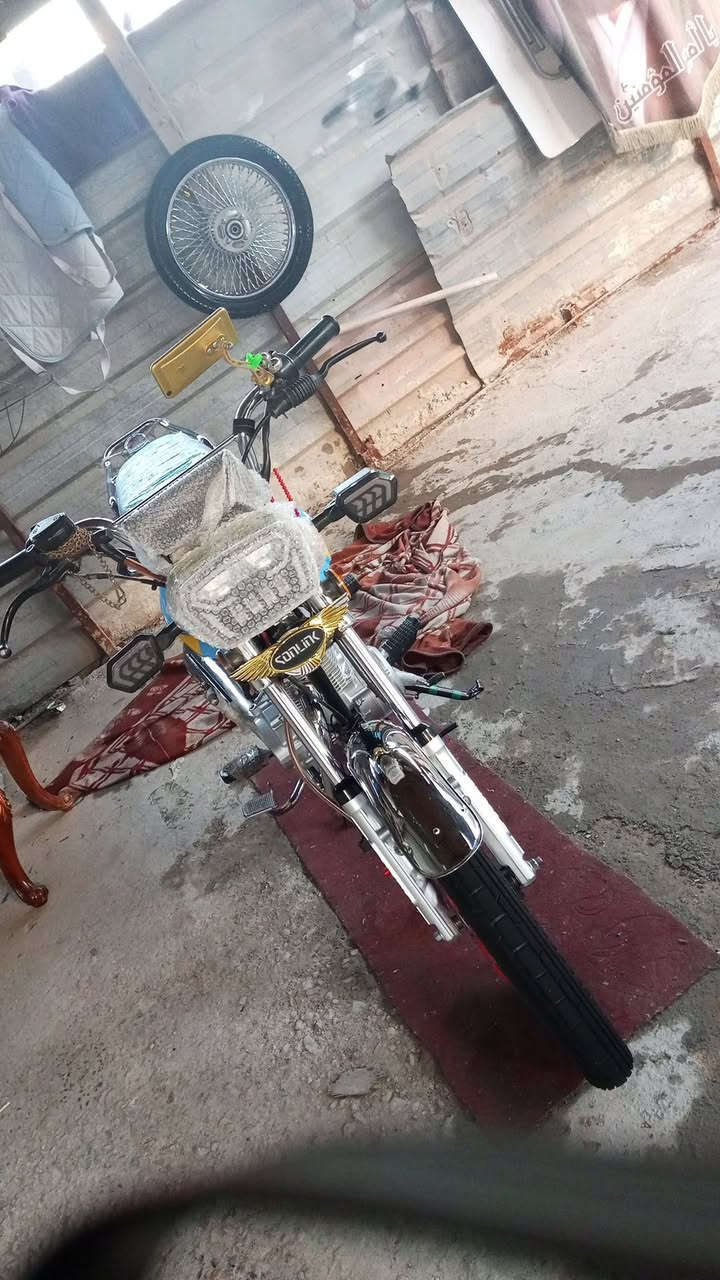 السلام عليكم دراجه للبيع مكان بغداد الحسينيه دراجه نظيفه وكاله السعر 800 اوراقهاه تجي وتشوفها ادعموني بس هاي النظافه اعطيك اياها ببلاش ب 800 وبيها مجال هندر محرك 125.   ***********
