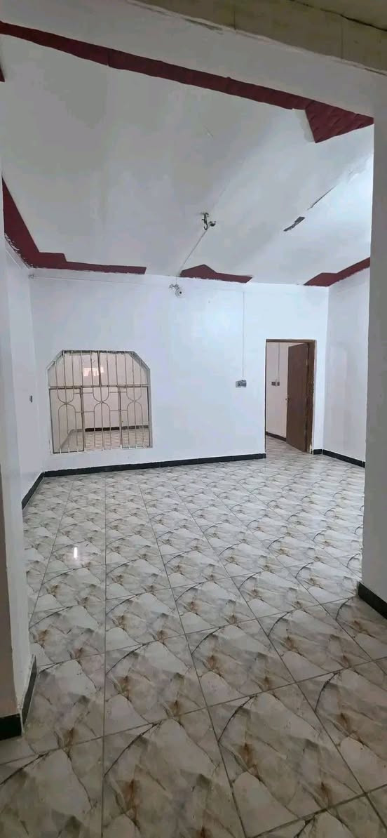 اعلان.......
بيت للبيع بحي العسكري مساحه 110متر قرب المستوصف 

يحتوي على غرفة وصاله وبراني ومطبخ وصحيات خارجيه وداخليه 

البناء عكاده 

السعر 60
 حالياا البيت فارغ

للاستفسار اتصال على الارقام التالية 

***********

***********

مكتب الساعي للعقارات 🏢 

العنوان سايدين حي الشرطه مقابيل اسواق الريتاج 🏢🏢
