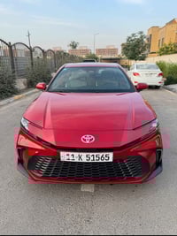 كامري هايبرد ٢٠٢٥ للبيع مواصفات SE بلاك ادشن  السيارة نظيفة جداً ماشيه...