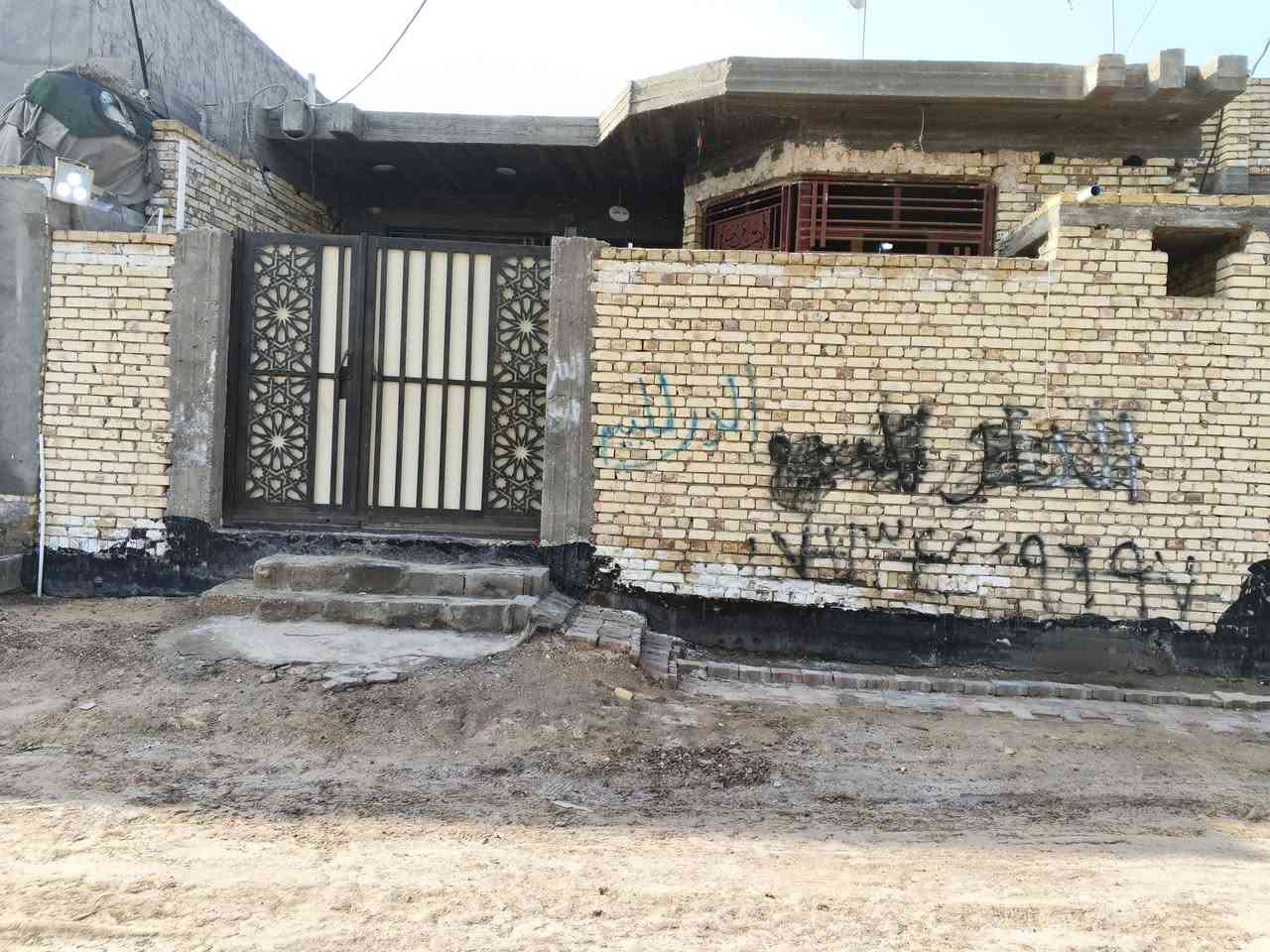 السلام عليكم
‏دار للبيع ...

‏-المساحه 150 متر زراعي سند 25 

‏-الموقع ..

‏الجدول الغربي مجاور كاظم ابو الغسل 

‏مكان 

قريب‏ للزوار 150 متر عن الشارع العام 

‏بالشارع الرئيسي للحي.

‏-تفاصيل //

‏يحتوي على استقبال 4 / 6

‏صاله 4 / 6

‏غرفة 4/5

‏صحيات داخلية 2٫5 /2٫5

‏صحيات خارجية 

‏-تفاصيل البناء .

‏بناء طابوق +كونكريت مسلح 

‏الرباط جعوب 

‏كهرباء بواري

‏مجاري شغل درجه اولى 

‏ارتفاع الدار من الخارج 1٫5 عن الشارع

‏ارتفاع البناء من الداخل 3٫5

-ملاحظة البيت مو كامل

‏-للاستفسار الاتصال أو المراسلة واتس اب على الرقم ***********

‏
