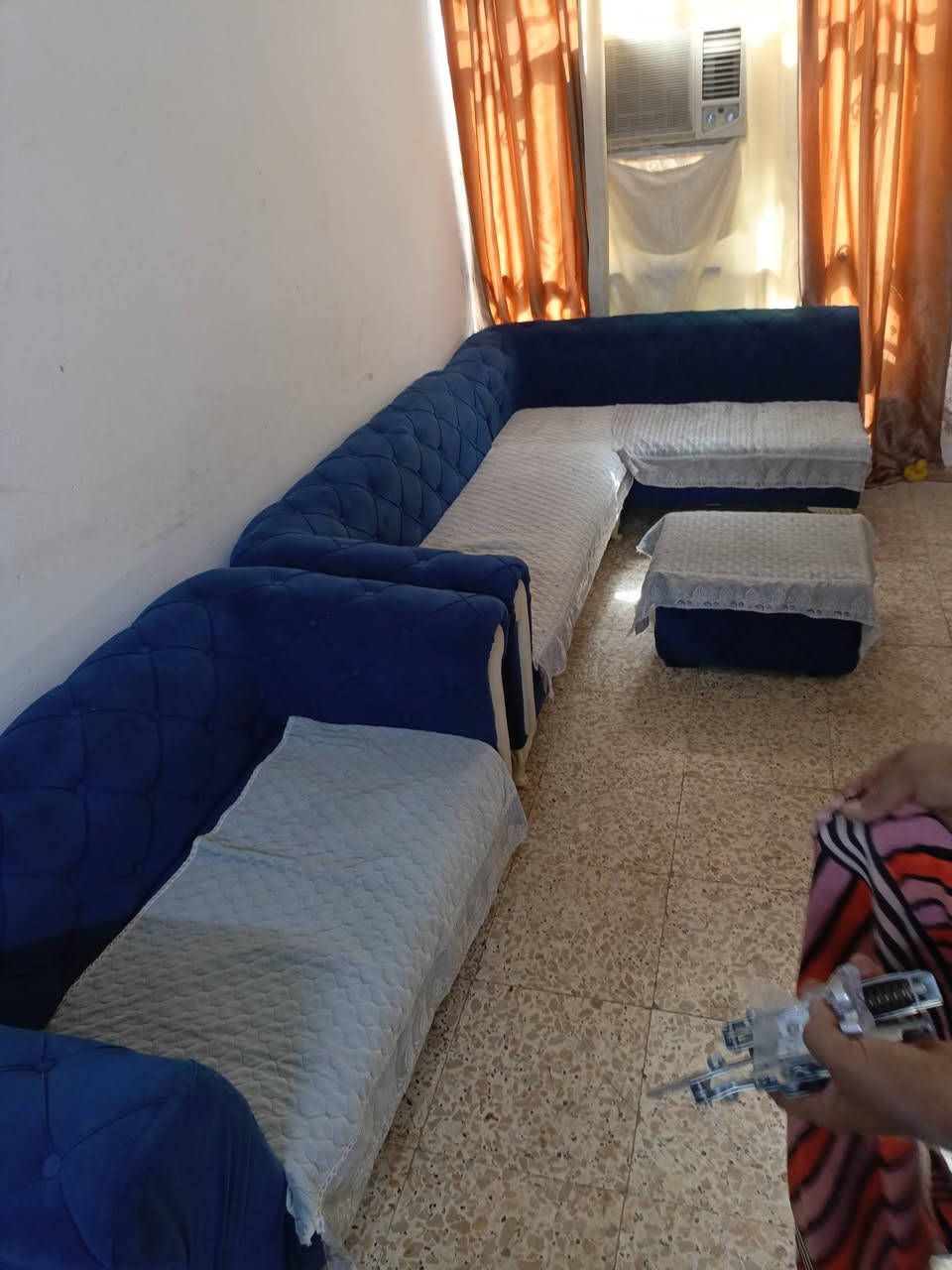 ديوان نضيف مابي اي ضرر السفنج مالته عالي ماخاسف لا نضيف بعده اخو الجديد 
8 مقاعد وتحتوي وياه طبله سعره ب 175 ولي شراي يتصل ع رقم ***********

