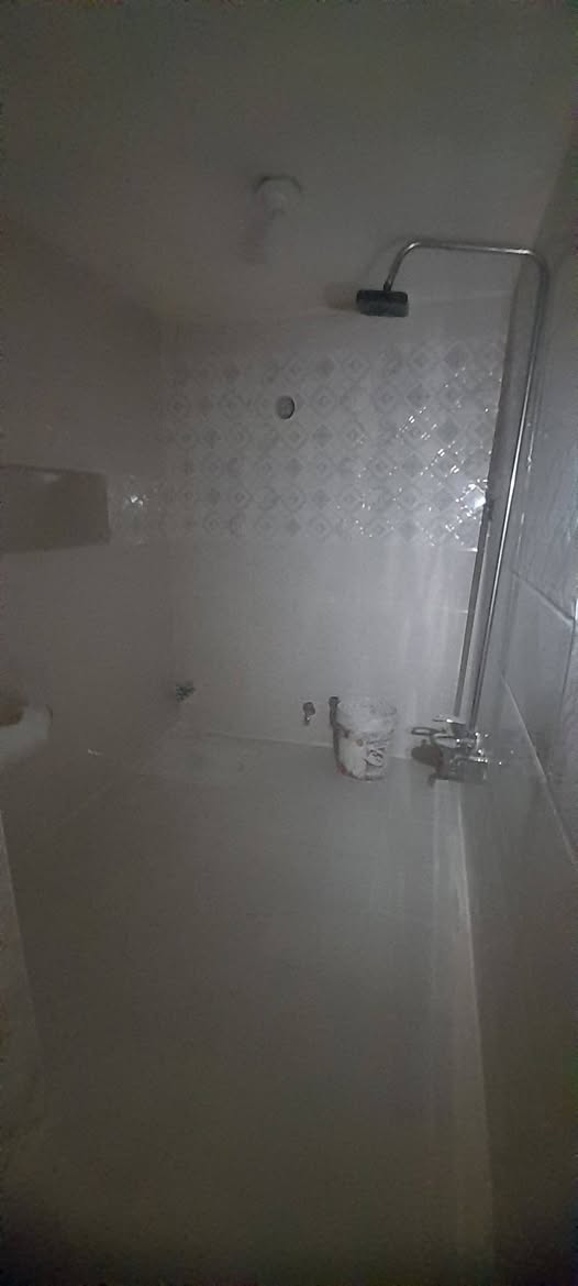 دار للبيع في منطقة الشرطه الخامسه المساحه ٩٠ متر واجهه ٥×١٨ يحتوي على كراج وصاله ومطبخ وحمام وغرفة نوم طابق واحد المراجعه مع مكتب الاماني للعقار للإستفسار/علي ***********
