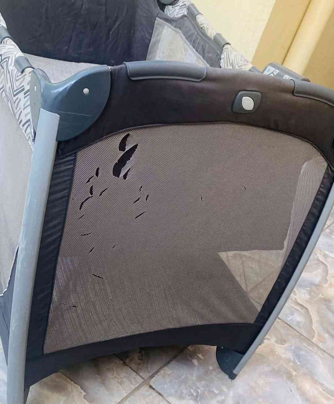 جربايه طفل متنقل من ماركة Joie يتميز بنقش هندسي باللونين الأبيض والأسود على الحواف العلوية.يُعرف هذا الطراز باسم Excursion Change & Bounce.يحتوي على إطار متين وجوانب شبكية لتهوية جيدة.يمكن طيه بسهولة للسفر والتخزين السعر ٦٠ عنواني دوره ابو دشير الاتصال على الرقم ***********
