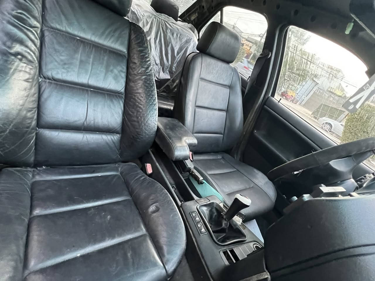 السلام عليكم ورحمة الله وبركاته
من رخصة الادمن
للبيع فقط
BMW e36 1993 وارد يابان
محرك ٣٢٥ فانوس كير عادي 
مصبوغة عام جمالية بيهة ضربة جاملغ امامي جهة السائق 
محرك وكير مكفول شلعة ومعدل
صدر امامي خلفي جديد 
تخم تايرات جديد
باتري جديد
كهربائيات كلهة شغالة
السيارة نصبتها حلوة وصبغتها جديدة
السعر // ٥٥ ورقة وبيهة مجال 
***********
