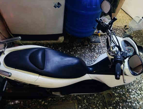 من رخصة الادمن
السلام عليكم دراجة للبيع او مراوس اشعندك نضيف 

 بي سي اكس ياباني جيل الاول مكينة 150 

دراجه نضيفه والصور تحكم وبالحقيقه احلة من الصور كهربائياتهة كله شغاله استان حساس حساس ازدحام اشاير بك لايت كله شغاله دراجة نضيفة ابمعنة الكلمة لايت ثلجي عالي ناصي مكينه مكفولة وصوته ناعم وعليها صيانه كامله قبل اسبوعين 

ملاحظة (بس الجويتر يرادلة تنضيف ما نضفته) والباقي كله خير من الله 

السعر : 1300 مليون وتلثميه وبيه مجال للشراي 

واسف على الاطالة
