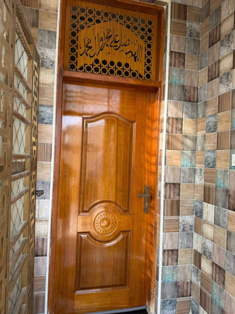 بسم الله الرحمن الرحيم
اللهم صل على محمد وآل محمد
بيت حي الخضراء مقابيل معارض السيارات في الكوت 
لمساحه ٢٥٠ 
استقبال ٨*٤
صاله داخليه ٥ في ٩
مطبخ ٥*٤،٥
غرف نوم جوه ٥*٤
الطابق الثاني غرفه ٤*٨
غرفه ٥*٤،٥
الصاله الطبق الثاني ٥*٧
سطح اول بوسلين والسطح الثاني اشتايكر
السعر ١٦٠ وبي مجال تفاصيل أكثر اتصل رقم الموبايل ***********
