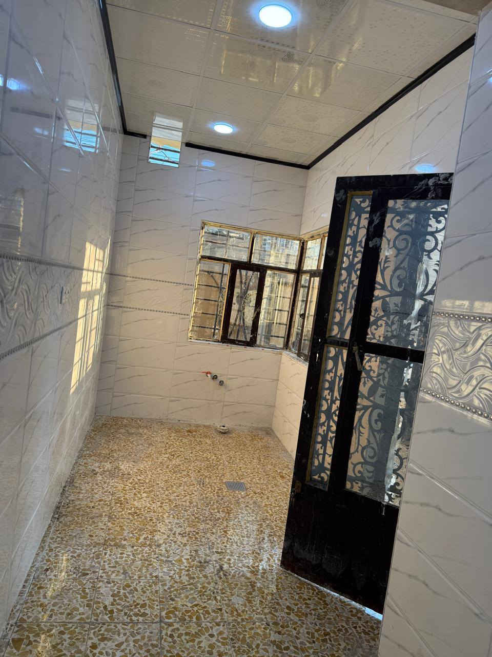 بيت 100 متر للإيجار حي السماح 90 فرع مدرسة صناع الحياة التواصل مع الرقم ***********8 سعر الايجار 275 الف
