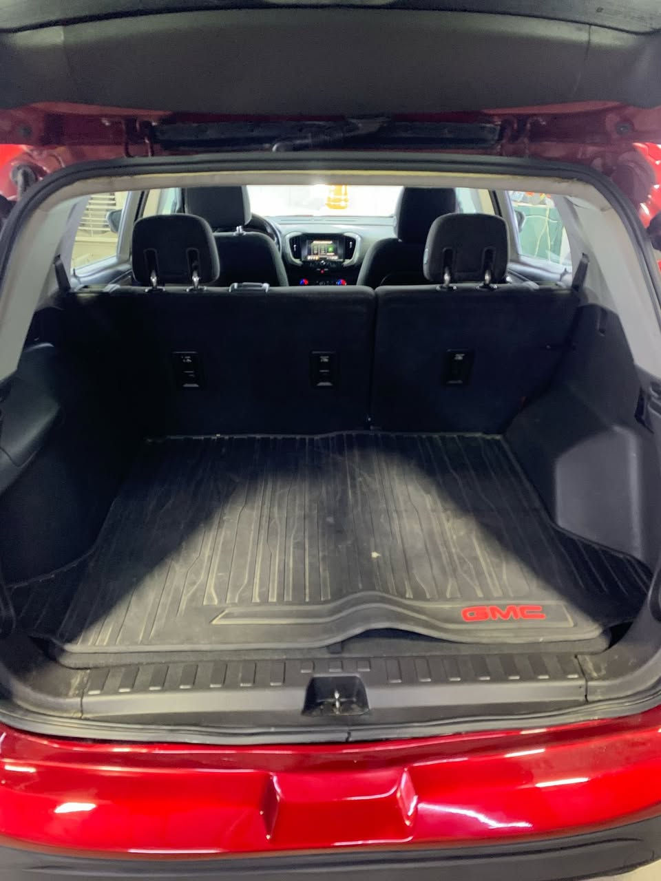 تم تنزيل السعر …
جمسي تيران ٢٠١٩ SLE
رقم واسط بأسمي 
محرك ٢٠٠٠ تيربو 
العداد ١٣٥ الف كيلو 
خمس بصمات
صندوق كهرباء 
كشن السائق كهرباء
كشنات مخمل تدفئة 
تبريد خلفي امامي
السعر ١٣٠ قفل
بيها صبغ فقط بدون تبديل والحادث موضح بلصور
مكان السيارة بغداد مجمع بسماية ( *********** )
