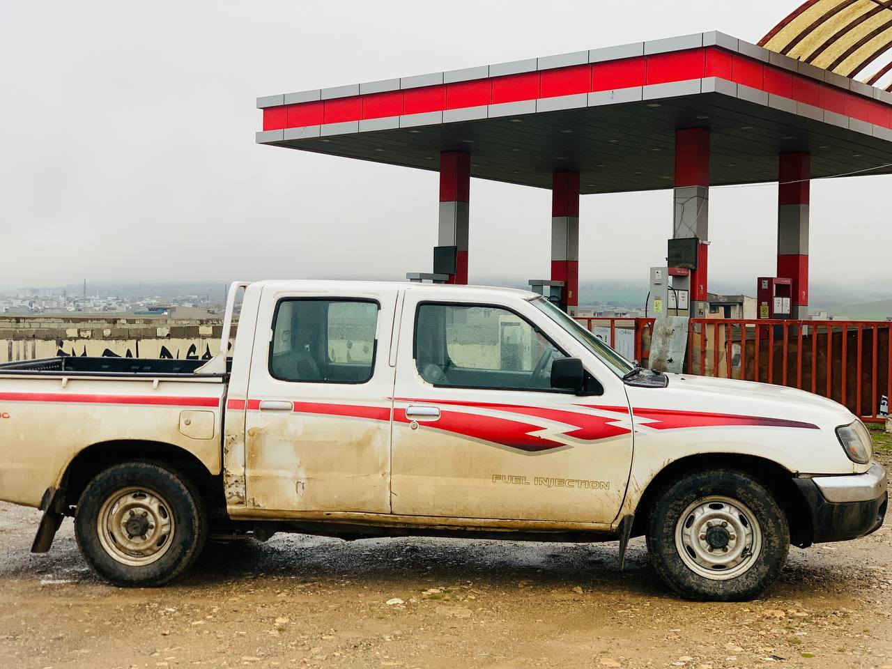 نیسان2002
ڕەقەم هەولێر
تەبرید و پاوەر
بەشەرتی تەحویل بەسەر چووە
پێش و،دوای دەعم قورسی نیە
تەنیا وەرگەڕاوە زۆر جوان چاکراوە هەستی پێناکەیت
گێڕ و مەکینەو ئەکسل بەشەرت
کارەبایی ئیشەکا
گەرمی ئیشەکا تەبرید ئیشەکا
لە چەمچەماڵم***********
***********
