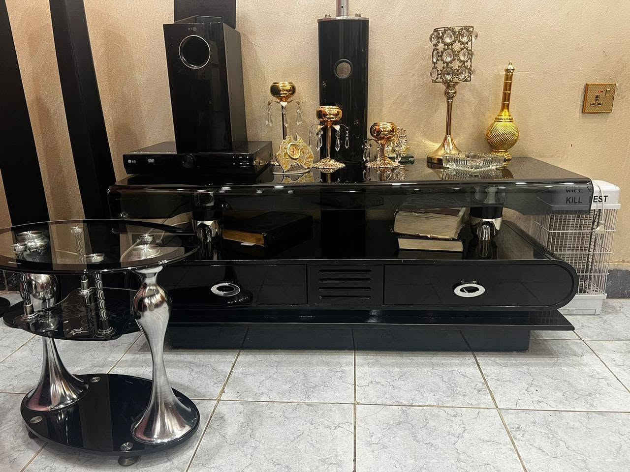 للبيع أثاث منزلي مستعمل بحالة جيدة جدًا ونظيف.
قنفات (مفرد ومزدوج)
طاولة تلفزيون
طاولة زجاج جانبية
طاولة وسط (٤)
للاستفسار على رقم 770 261 4348


**إذا كنت صاحب هذا الإعلان وتريد حذفه لأي سبب، رجاءا أرسل رسالة إلى الدعم الفني**