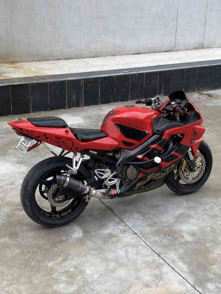 السلام عليكم...
HONDA CBR F4i 600F sport در.
الدراجة وارد يابان نظيفة جداً
مابيها اي نقص و مسويلها ادامه 
(يعني انسى شي اسمه عطل)
و بيها كم شغلة رياضية و ترتيبات
التزويد والاضافات 
ستيرن رياضي 3قطع 
تزويد حدايد عل دروعه 
قبضات رياضية
يدات رياضية
قبضة للراكب الخلفي
الدراجة كاملة مكملة وكلشي بيها شغال
مكاني موصل 
✅✅✅✅✅
دراجه مرقمه رقم نينوى 🔥20037رقم مميز وباسمي 
السعر : 38ورقه 
للاستفسار ***********
