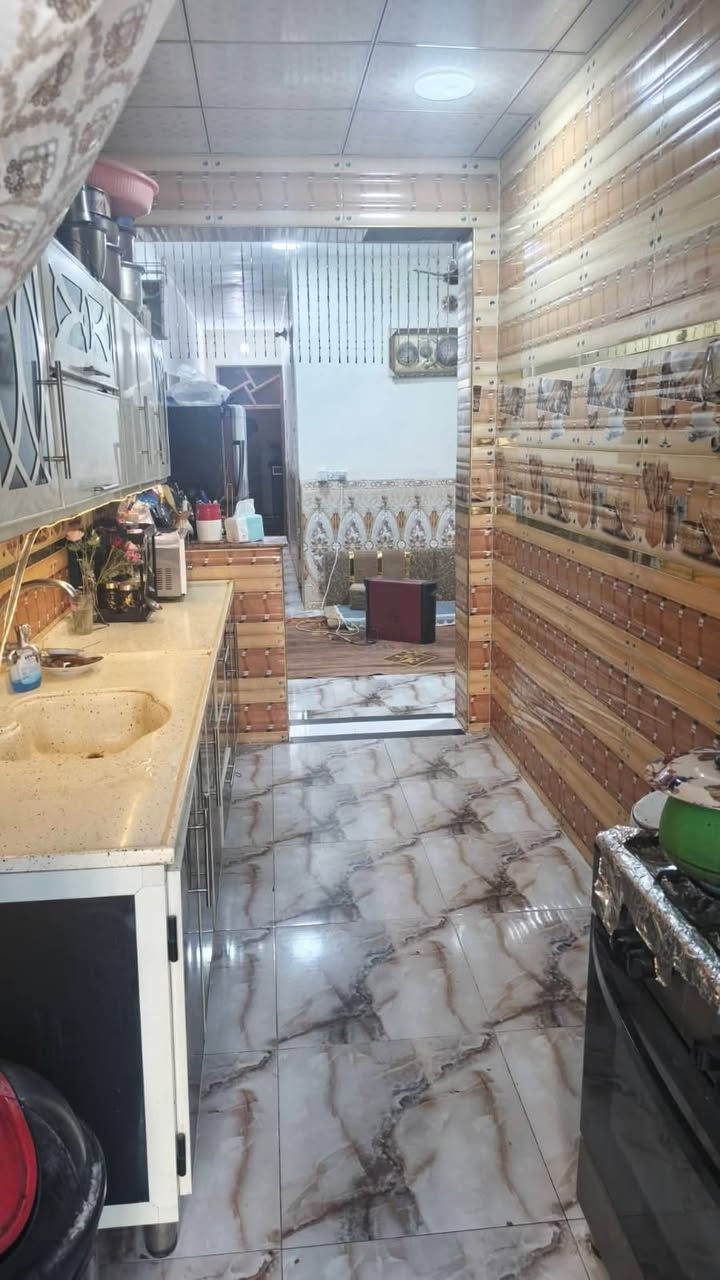 السلام عليكم...
دار للبيع طابق واحد وبيتونه كبيرة ... بسعر مناسب وبيع مستعجل يصلح استثمار...طابو صرف ..المحموديه حي السلام بالقرب من المدراس الصينيه  بشارع حسينه ام البنين ع...المساحة ١٥٠ م ... البيت جاهز للسكن ... البيت احلى من الصور بالواقع 
يحتوي على ... كراج وصحيات خارجيه واستقبال ومطبخ وهول داخلي وغرفتين نوم .... للاستفسار مراسلة***********     السعر ١٣٨
