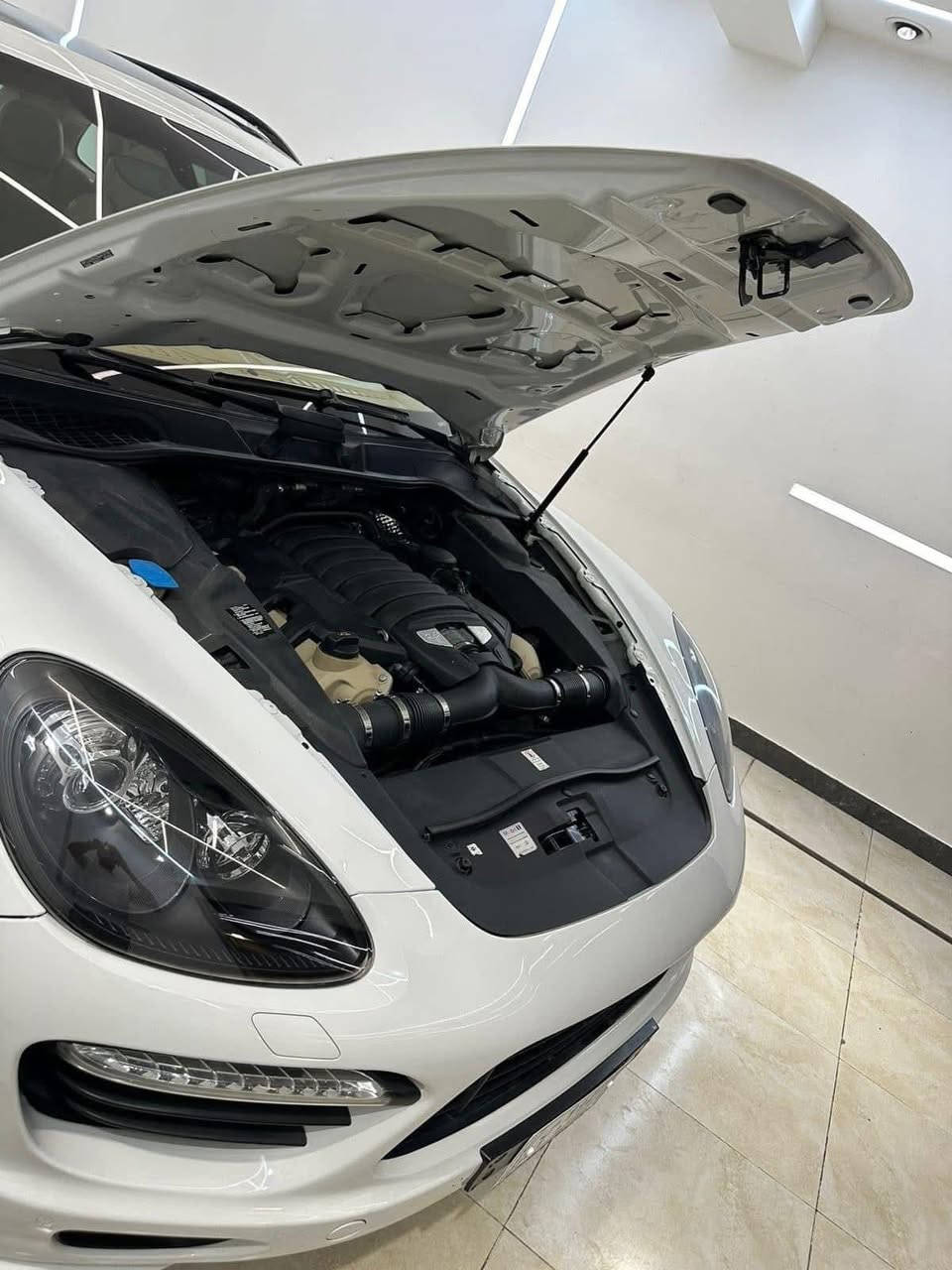 � فرصة لعشّاق Porsche الحقيقيين 🔥

لمن يريد القوة، الفخامة، والحضور الرياضي.

Porsche Cayenne GTS
📅 الموديل: 2013
📏 الممشى: 140,000 كم
🎨 اللون: أبيض أنيق
⚙️ الفئة: GTS رياضي
🔧 المكينة: 8 سلندر تنفّس طبيعي (V8)
🪟 بانوراما سقف
🌍 وارد: خليجي
✨ الحالة: نظيفة جداً
🛞 جنوط GTS أصلية
💡 إضاءة LED
🛋 داخلية رياضية فخمة
🔍 جاهزة للفحص بأي مكان

💰 السعر: 28,000 دولار

البيع للجادين فقط.
***********
