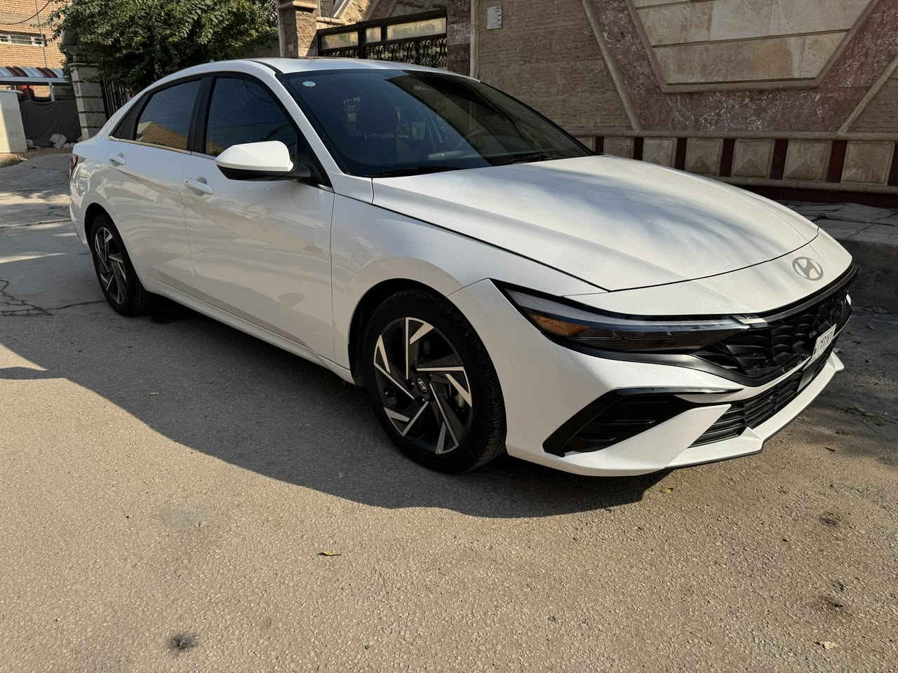 سلام عليكم
Hyundai elantra 2025 
للبيع هيونداي النترا 2025 
السيارة بعدها زيرو ماشية 3000 كيلومتر فقط
محرك 4 سلندر 2000 دوش 
السيارة لون ابيض صدفي وارد امريكي دخول جديد ماصارلها هواي من داخلة
السيارة مصلحة وكاملة وجاهزة ومابيها اي نقص
السيارة حادثها فقط الجاملغ الخلفي جهة السايق ومصلح ومصبوغ وشغل درجة اولى
بدون ايرباك كل الايرباكات سليمة
 بدون شاصي 
السيارة فول مواصفات
1-فتحة
2-فول تحكم استيرن
3-شاشة كاملة متصلة وعدادات ديجيتال
4-رادار امامي وخلفي وجانبي (نقاط عمياء)
5-توقف ذاتي
6-لايت امامي وخلفي LED 
7-قيادة ذاتية
8-تحديد مسار
9-درايف مود (Normal,Sport,Smart)
10-اوتو هولد
11-هاند بريك دكمة
12-بصمة ابواب
13-بصمة تشغيل
14-تشغيل عن بعد
15-ابل كاربلاي واندرويد اوتو
16-لد داخلي متغير يتغير لونة من الشاشة
17-شاحنة وايرليس
18-منافذ داخلية يو اس بي وتايب سي
19-كشنات مخمل
20-كروس كونترول مثبت سرعة ومحدد سرعة 
21-كامرة خلفية دوارة
22-كشنات تدفئة
23-التبريد ايضاً بي شاشة
السيارة فول مواصفات ومناقصها اي شي كلشي بيها كامل وكل غراضها موجودة السبير والعدة والگاعيات وكلشي
السيارة بدون رقم ( تترقم جميع المحافظات )
السيارة بأسمي 
سعر السيارة 185 ورقة وبيها مجال جداً قليل
مكاني محافظة بابل الحلة
 ***********
اللي يشوف السعر غالي لا يتصل رجاءاً
اعتذر عن الاطالة وشكراً الكم ❤️

