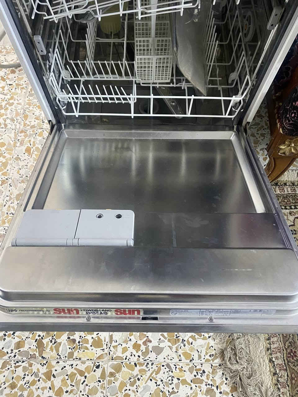 السلام عليكم للبيع غسالة صحون نضيفة جدآ وشغالة مكان بغداد حي اور صناعة المانية وبيه ضمان تشغيل سعر 190 الف وبيها مجال بسيط 
 رقم ***********
