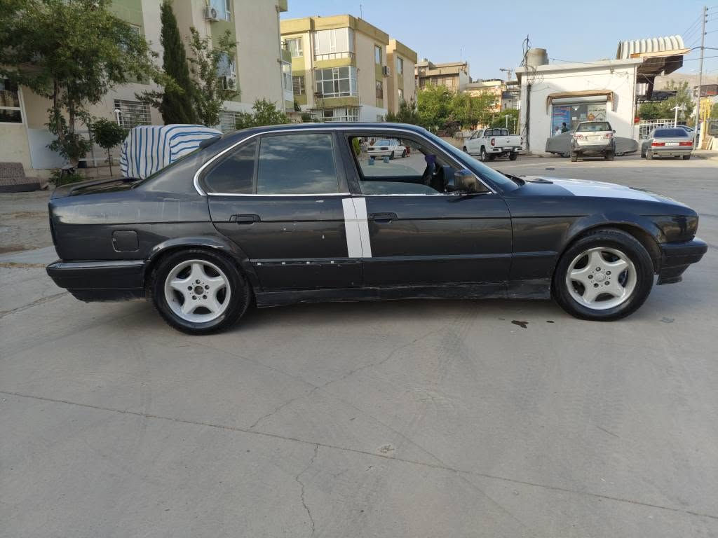 سەرەتا بەناوی خودا❤️❤️
BMW    مۆدێل:1991
مەكینە(525)كەپس گێڕ عادی
سعری (25)گەڵا 
ئاڕم پلاستیك هەولێر بەشەرتی ئەوەلیاتت موسو بڕاوە بەشەرت 
مەكینەو گێڕو ئەكسلی بەشەرت 
دوكەڵو بوخاری نیە كارەبای گشتگیانی بەشەرتت 
ئێنفلۆی بەشەرت
گەرمی بەشەرت 
تەبریدی نەقسی هەیە 
دەعمو لێدراوی قورسی نیە 
داشبوڵو بەرەدەرگای زۆر جوانو پاك ماوەتەوە . چوارجام كارەبا
سڵایتە مەزبوت ئیشەكاتت 
چوارتایەی لۆكی لەژێرە سپێری 
لۆكی لەگەڵە 
لێچونی گێڕو مەكینەو ئەكسلیشی بەشەرت قەترە لێچونی نیە 
ساڵانسای سپۆرتی لەسەرە سەیارەكە مەشەڵای لێبێت زۆر جایزە بۆ قوەتیش بەس ماشەلای دەوێتت 
قیستو قەرزو ئاڵو گۆڕم نیە 
سەیارەكە لەسلێمانیە 
ژم;***********فایبەری لەسەرە .  
ئەدمینی❤️❤️ بيجي, صلاح الدين
