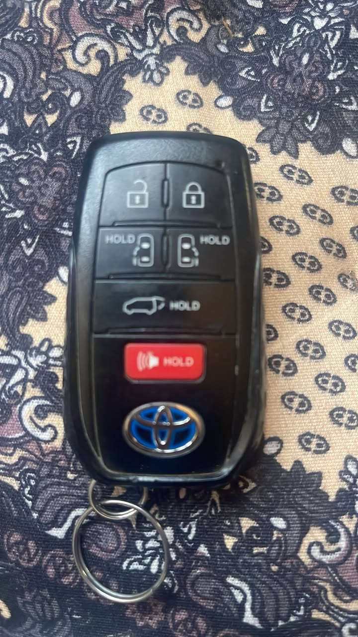 السلام عليكم 
تيوتا سينا موديل 2023 XLE
بصمه 
تشغيل عن بعد 
ابواب السلايت والجنطه تنفتح وتنغلق ركله بلرجل 
فتحه 
كشنات جلد 
كراسي الاماميه كهرباء وهيتر 
حادثها جاملغ خلفي عكس السايق والجنطنه مبدله اصلي تفصيخ ومصبوغ 
ايرباك برده فقط 
سياره مال بيت استخدام شخصي 
ماشيه 70 الف كم وقابل للزيادة
مشيها هنا بلعراق قليل 
تخم تاير جديد 
رقم الشاصي موجود بلصور 
رقم بغداد 11 تحويل ثاني يوم 
السعر 320 وبيها مجال 
او مراوس بسيارة زغيره حسب القناعه
كامري او هوندا اگورد
مكاني بغداد العامرية 
رقم ***********
