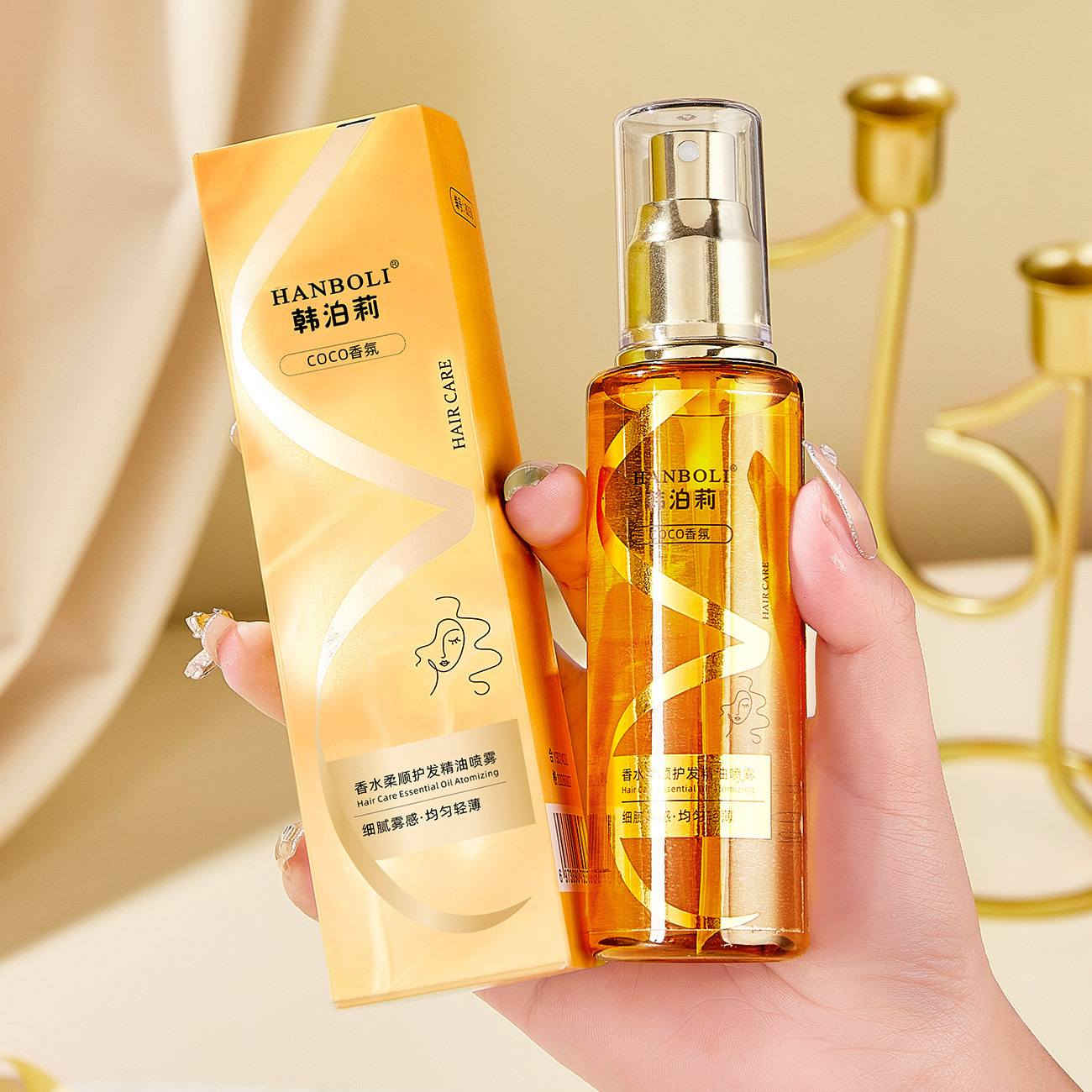 هذا المنتج هو بخاخ سيروم الزيت العطري للعناية بالشعر من ماركة هانبولي (Hanboli Hair Care Essential Oil Spray) برائحة جوز الهند (COCO). يتميز بتركيبة خفيفة وسريعة الامتصاص.فوائد المنتجترطيب عميق: ينعم الشعر الجاف، الباهت، والمجعد بفعالية.علاج التقصف: يساعد في إصلاح أطراف الشعر التالفة والمتقصفة.مكافحة الهيشان: يمنع الشحنات الاستاتيكية ويقلل تشابك خصلات الشعر.رائحة عطرية مميزة: يمنح الشعر لمعاناً طبيعياً ورائحة جوز هند فواحة تدوم طويلاً.طريقة الاستخدامرج العبوة: قم برج الزجاجة جيداً قبل الاستعمال لخلط المكونات.الرش بالتساوي: رش كمية مناسبة من البخاخ على خصلات الشعر من مسافة 10 سم تقريباً.التركيز على الأطراف: يفضل تطبيقه من منتصف الخصلات وحتى الأطراف.التدليك: دلك خصلات شعرك بلطف حتى يمتص الزيت بالكامل ولا تغسله بعد الاستخدام (بدون شطف).يمكن استخدامه على الشعر الرطب بعد الاستحمام أو على الشعر الجاف قبل التصفيف لحمايته من الحرارة.

للستفسار يرجى مراسلة الصفحه✉ 
توجد خدمة توصيل لكل محافظات العراق 🚗🚗


**إذا كنت صاحب هذا الإعلان وتريد حذفه لأي سبب، رجاءا أرسل رسالة إلى الدعم الفني**
