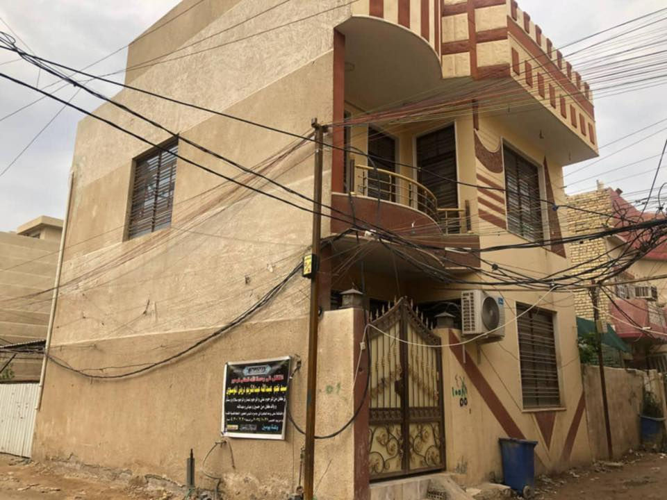 السلام عليكم دار للبيع في الطي نزال قاسم الوكيل 100 متر بناء 80 متر ركن لأستفسار لاتصال او مراسله *********** وسعره حــلو ومناسب
