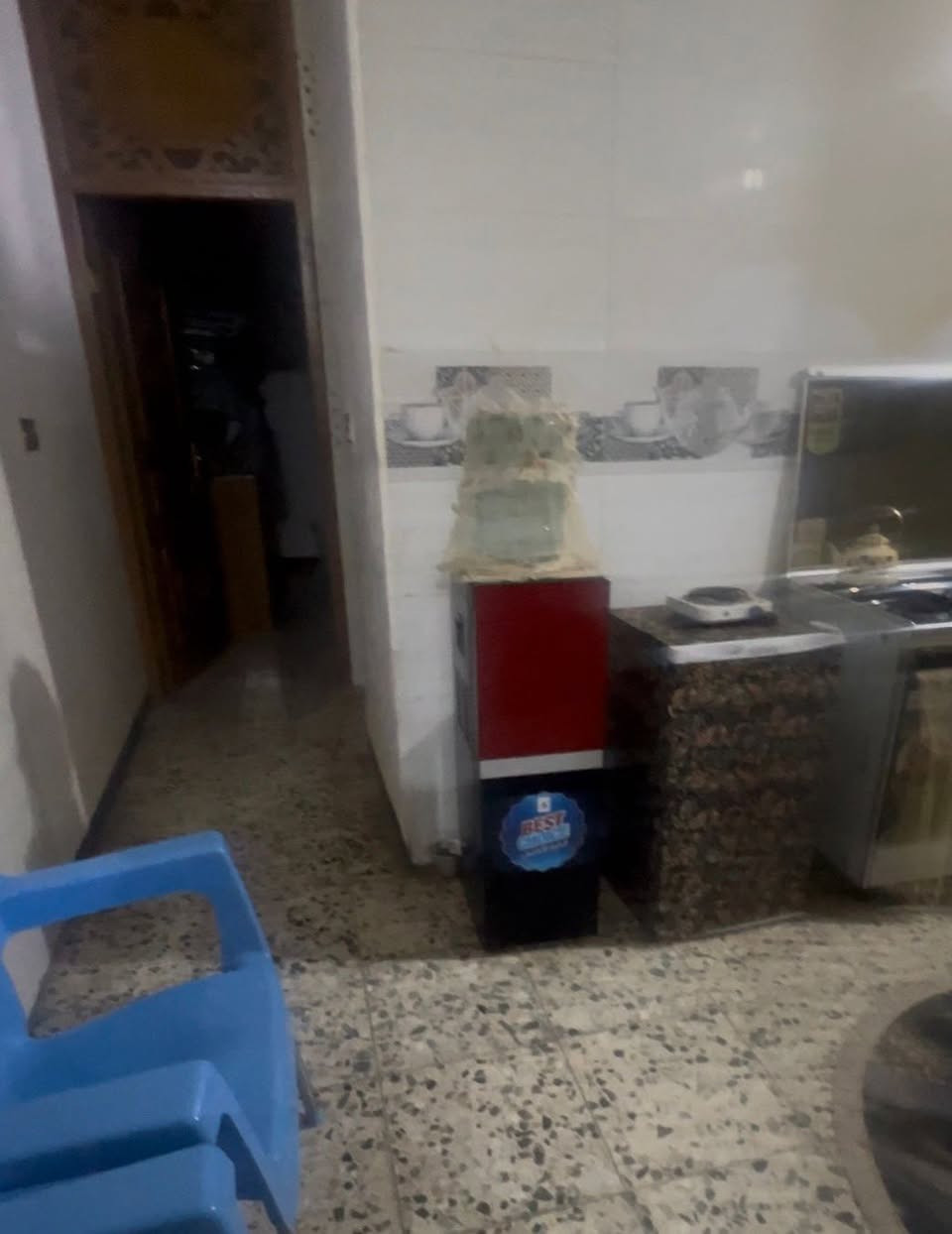 🏠 مشتمل للبيع (طابو صرف) - موقع مميز وكامل الخدمات 🏠
يعلن مكتب الشمري للعقار عن عرض مشتمل حديث وجاهز للسكن، بمواصفات ممتازة وموقع مخدوم بالكامل.
📌 المواصفات العامة:
المساحة: 130 متر مربع.
السند: طابو صرف (ملك صرف).
الموقع: شارع 80، خلف الصيدلية النموذجية.
الوضع العام: البيت عالي ومرتفع عن مستوى الشارع.
✨ الخدمات المتوفرة:
خطوط إسالة (مياه) مستمرة.
شبكة كهرباء وطنية + خط مولدة.
المنطقة مخدومة بالكامل وقريبة من الخدمات.
💰 تفاصيل السعر وآلية الدفع:
البيع يتم بطريقة مريحة (تطلوعة + تكملة أقساط المصرف):
التطلوعة (النقد المطلوب): 50 مليون دينار عراقي (وبي مجال للشراي الصامل).
المبلغ المطلوب للمصرف: 83 مليون دينار.
طريقة التسديد: أقساط شهرية مريحة بقيمة 500 ألف دينار فقط شهرياً.
📞 للمراجعة والاستفسار:
مثل ما موضح بالصور، للاستفسار يرجى الاتصال على الرقم:
📱 ***********
📍 مكتب الشمري للعقارات
