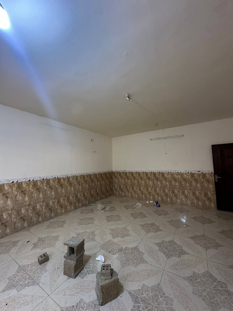 بيت للايجار 150 متر خلف ملعب 🔥
متكون من غرفة وستقبال ومطبخ وبيتونه ومجمع صحيات داخلي وخارجي + كراج سيارة 
سعر 250 الف  صافي يعني + ماي كهرباء ع صاحب بيت

***********
