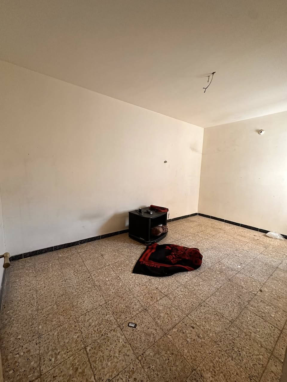 #للايجار_في_السيدية
📍 الطابق: الأول (فوق الأرضي)
🛏 3 غرف نوم
🛋 صالة
🍽 مطبخ
🚿 خدمات

💰 الإيجار: 600 ألف

📌 العنوان: مكتب الفهد الهندسي – مقابيل لحوم جويلي
📞 للاستفسار: ***********
