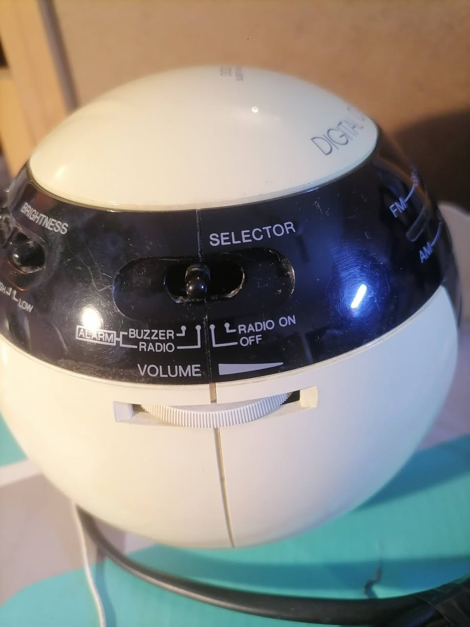 هذا الجهاز هو راديو وساعة منبه كلاسيكية من إنتاج شركة Panasonic، ويحمل الموديل الشهير Panasonic RC-70. تميز هذا الموديل بتصميمه الكروي المستوحى من العصر الفضائي (Space Age Design) والذي انتشر في فترة السبعينيات والثمانينيات.أبرز مواصفات وميزات الجهاز:التصميم المبتكر: يأتي بهيكل كروي يشبه الكرة ويحتوي على زر دائري كبير علوي مخصص لخاصية الغفوة وإلغاء المنبه (Doze / Sleep Cancel).موجات الراديو: يدعم نطاقي بث الراديو AM و FM مع مؤشر تردد دائري مدمج في الواجهة الأمامية.الشاشة الرقمية: يحتوي في واجهته على شاشة رقمية LED مدمجة لعرض الوقت.التشغيل: يعمل عبر التوصيل


**إذا كنت صاحب هذا الإعلان وتريد حذفه لأي سبب، رجاءا أرسل رسالة إلى الدعم الفني**