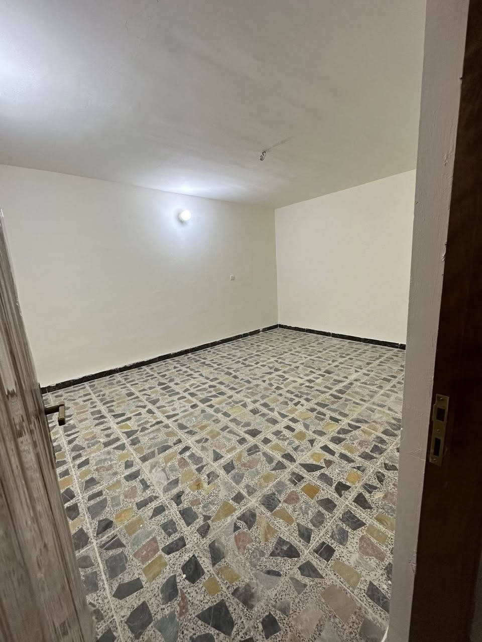 السلام عليكم توفرت شقة الايجار مساحه 120 طابق ثاني تحتوي الشقة على( صالة كبيرة وغرفتين نوم ومطبخ وحمام وبلكونه وملحقات) المكان بغداد الجديدة قرب مستشفى العلماء الاهلي علما ان الشقة سكن (للطلاب، وعمال،وشباب ،وعوائل) الاستفسار الاتصال على الرقم ***********
