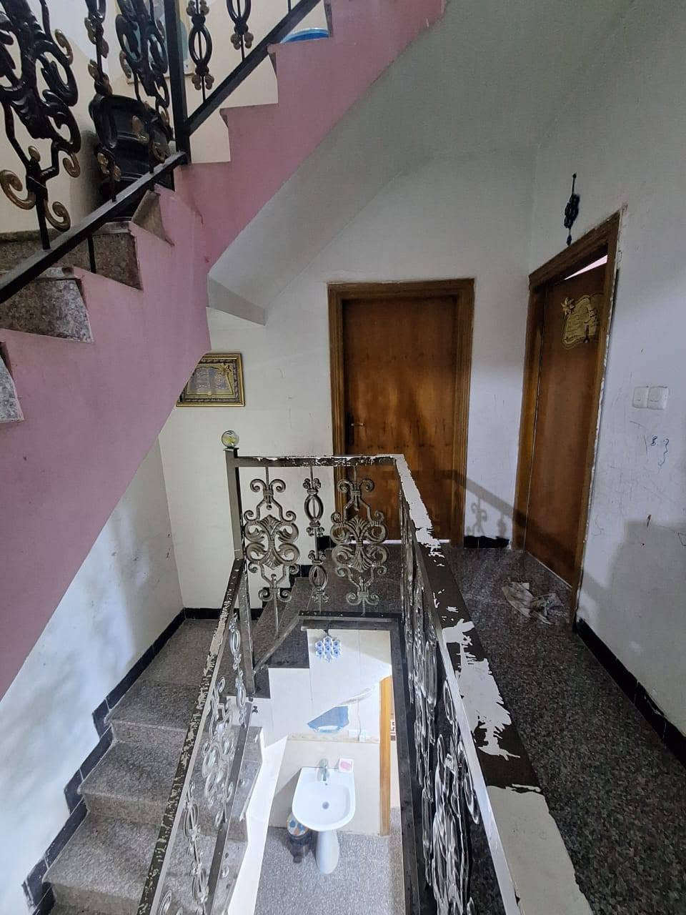 البيع البيت ركن على شارع تجاري وكدامه ساحة مفتوحة 
المساحة ١٢٠ متر مربع ، الواجهة ١٠ ، نزال ١٢ 
الطابق الارضي يحتوي على إستقبال ومطبخ وهول وصحيات ، 
الإستقبال كبير على طول البيت وبابه معزول وبي خدمات كاملة وممكن إستخدامه للزوار .
الطابق الاول يحتوي على ثلاث غرف نوم وصحيات ، و وحدة من الغرف بيها حمام
الطابق الثاني بي مخزن وممكن إستخدامه كغرفة معزولة .
العنوان : كربلاء / الحر / الكابينات خلف دائرة كهرباء ومجاري الحر 
المستوصف قريب عليه تقريبا ١٥٠ متر*********** (230)
